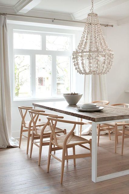 Comedor minimalista con mesa de madera